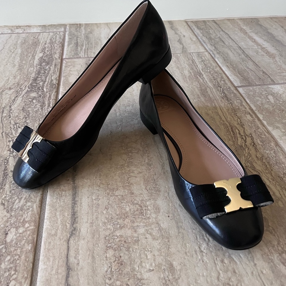 FLASH CHRISTMAS SALE expires 12-13-22 @ 10AM MST. Tory Burch Black Leather Flats